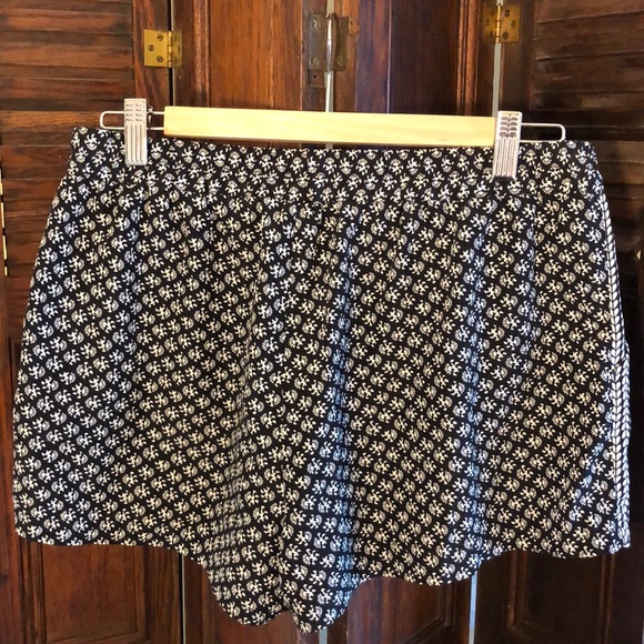 BeBop Silky Black & White patterned shorts L - Picture 2 of 3